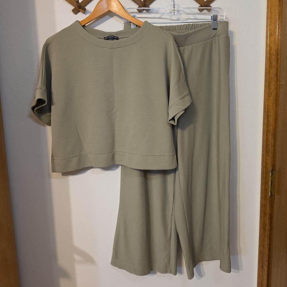 Adrianna Papell Women's Green Airflow 2 Piece Loungewear Set Women's small